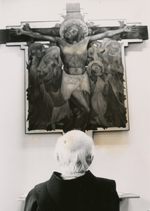 850844 Afbeelding van een bezoeker die een crucifix bekijkt tijdens de opening van de tentoonstelling broeders in vorm ...